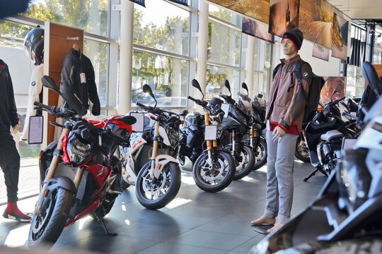 Keram-BMW-Motorrad-Showroom-Header-Desktop