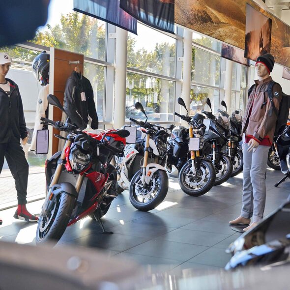 Keram-BMW-Motorrad-Showroom-Header-Mobiel