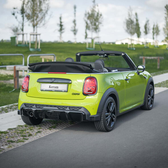 mini-cabrio-zesty-yellow-achterkant-kant-van-de-weg-mobiel-Keram