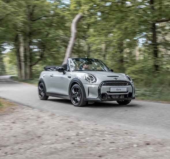 MINI-Cabrio-Zilver-Dak-Open-Rijdend-Bos-Mobiel