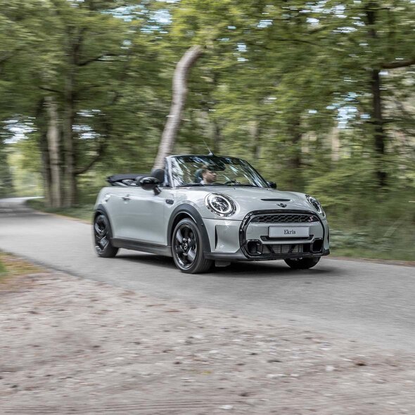 MINI-Cabrio-Zilver-Dak-Open-Rijdend-Bos-Mobiel