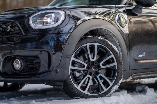 MINI-Countryman-blauw-zijkant-close-up-velg-winterbanden