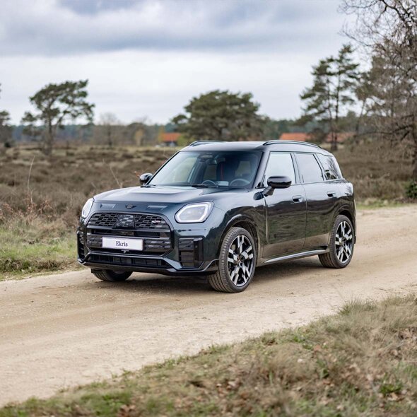 MINI-Countryman-Zwart-voorkant-bergweg-header-mobile-ekris