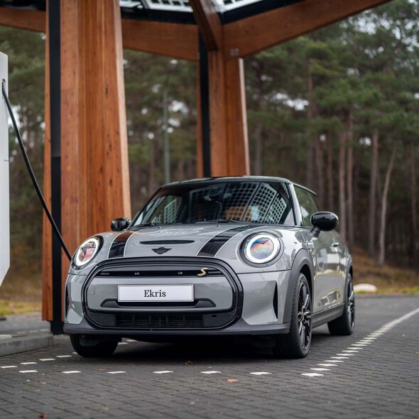 MINI-Electric-Grijs-bonnet-stripes-zwart-voorkant-laadpaal-mobiel