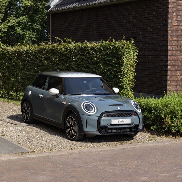 MINI-Multitone-Edition-Groen-Voorkant-Zijkant-Huis-oprit-mobiel