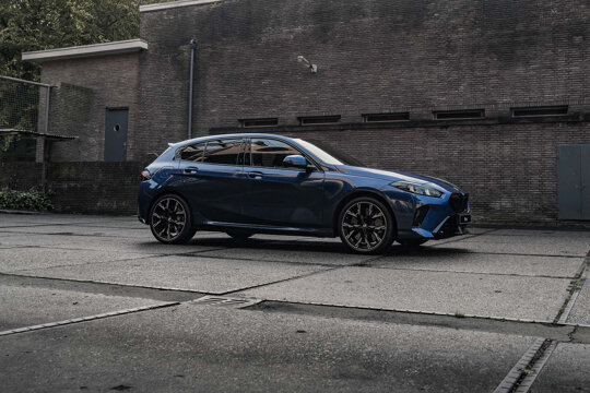 bmw-1-serie-blauw-zijkant-ekris