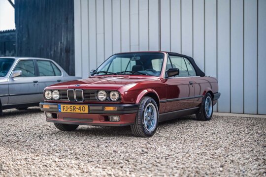 BMW-3-Serie-Cabrio-E30-rood-zijkant-voorkant