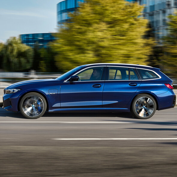 BMW-3-Serie-Touring-Blauw-Exterieur-Zijkant-Rijdend-Header-Mobiel-Keram