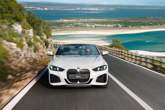 BMW-4-Serie-Cabrio-Wit-Voorkant-rijdend-kustweg-Ekris