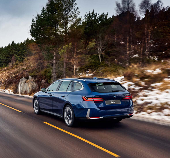 bmw-5-touring-blauw-achterkant-rijdend-ekris-header-mobile