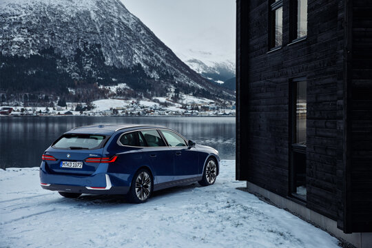 BMW-5-Touring-Blauw-Achterkant-Sneeuw-berg-huis