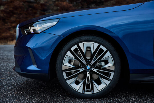 BMW-5-Touring-Blauw-Zijkant-Velg-Close-Up