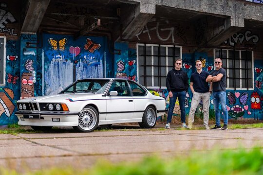 BMW-E24-M635csi-alpinweiss-zijkant-eigenaar-zonen