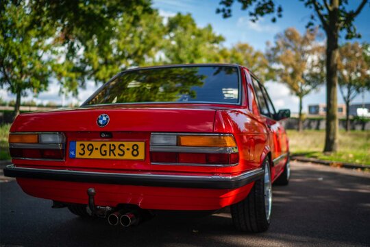 BMW-E28-Hennarot-Achterkant-Close-up