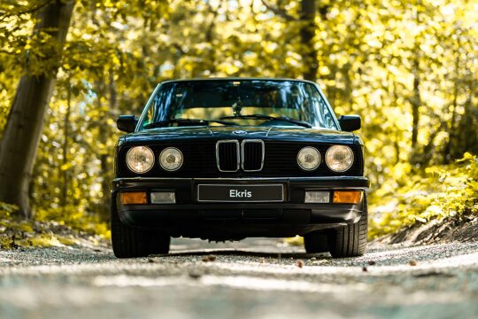 BMW-E28-zwart-voorkant-bospad