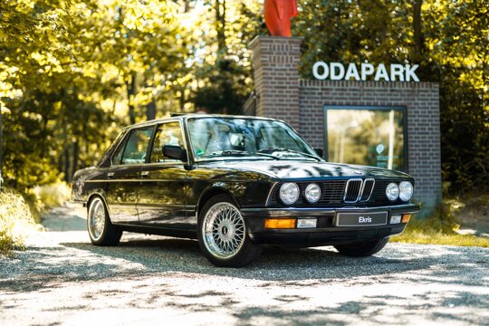 BMW-E28-zwart-voorkant-Odapark-ingang