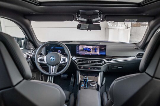 BMW-i4-interieur-cockpit-overview