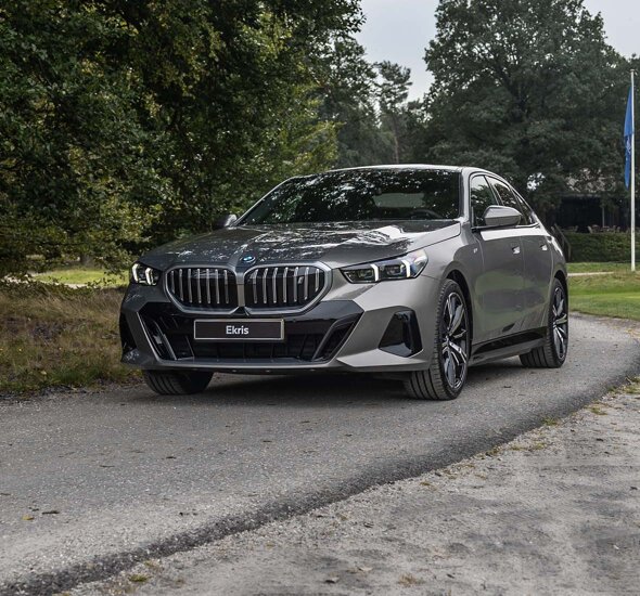 BMW-i5-Grijs-Voorkant-Pad-Golfbaan-Header-Mobile-Ekris