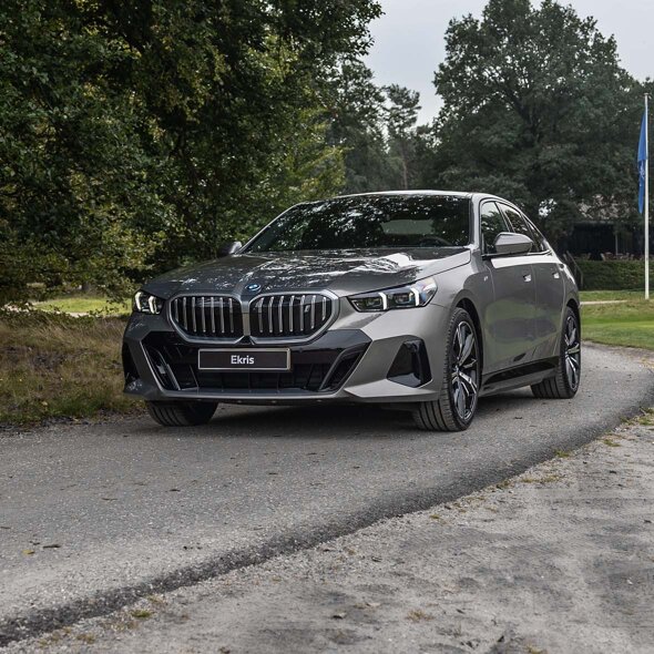 BMW-i5-Grijs-Voorkant-Pad-Golfbaan-Header-Mobile-Ekris