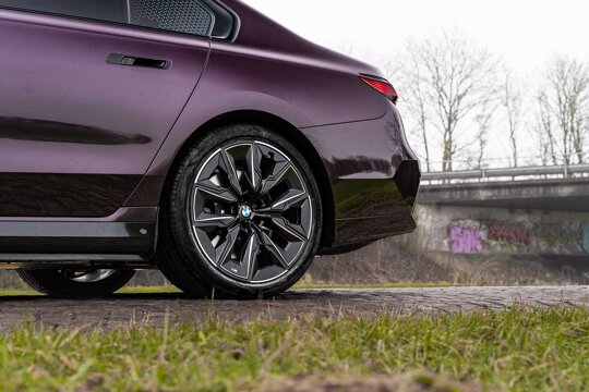 BMW i7-15