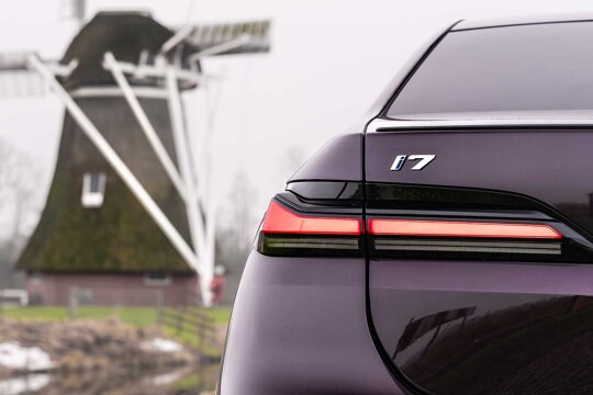 BMW i7-17
