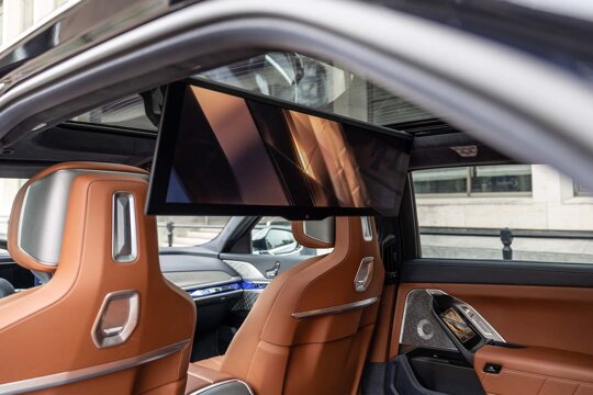 BMW-i7-Interieur-Achterbank-TV-Scherm