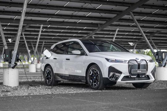 BMW-iX-Wit-Voorkant-Zijkant-Opladen-Zonnepanelen-Ekris-Header-Mobile