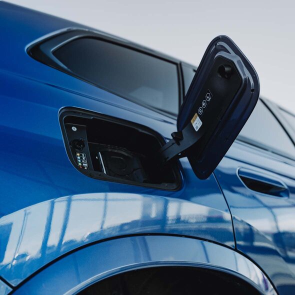 BMW-iX1-Laadklep-Open-Blauw-Ekris-Header-Mobile