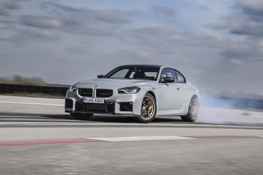 BMW_M2_CS_Grijs_Voorkant_Zijkant_Driftend_Circuit_Header_Desktop_Ekris