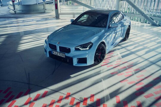 BMW-M2-Voorkant-bovenkant-lichtblauw-parkeergarage