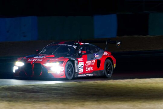 BMW_M4_GT3_Rood_Voorkant_Nacht_Magny_cours