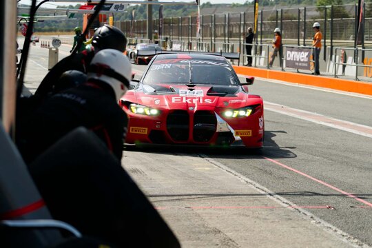 BMW_M4_GT3_Voorkant_Pitstraat_Ekris