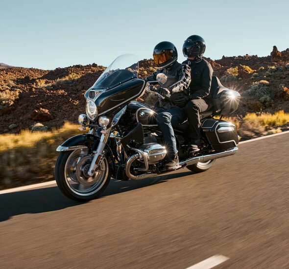 BMW_R_18_Transcontinental_Zwart_Rijdend_voorkant_Header_Mobile_Ekris