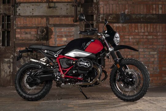 BMW-RnineT-Urban-GS-Rood-Zwart-zijkant-bakstenen-muur