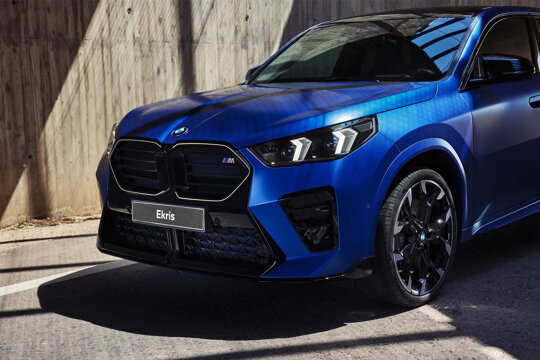 bmw-x2-blauw-voorkant-grille-close-up