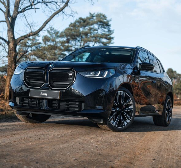 BMW_X3_Blauw_Voorkant_Bosweg_Bomen_Ekris_Header-Mobile