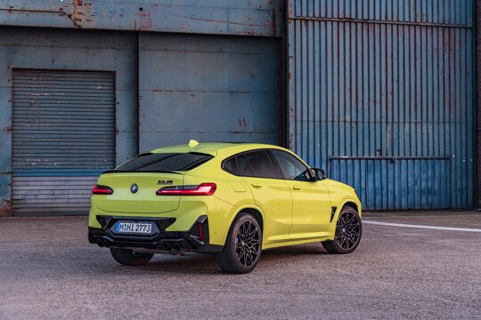 BMW-X4M-Geel-Groen-Achterkant-Industriehal