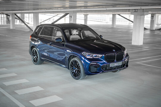 BMW_X5_45e_Hybride_Blauw_Exterieur_Voorkant_Zijkant_Bovenkant_1520x1014