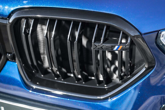 BMW-X6M-Blauw-Voorkant-Grille-Close-Up