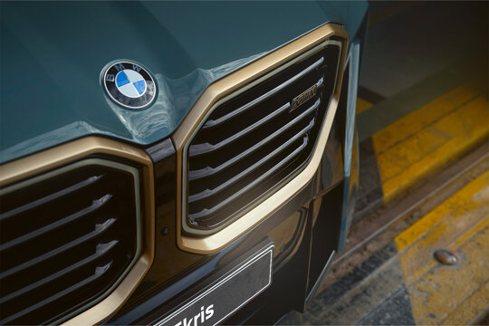 BMW-XM-Groen-Voorkant-Nierengrille-Gouden-Accenten-Close-Up-ekris