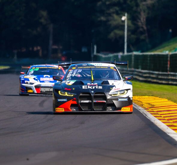 Ekris-BMW-M4-GT3-Spa-Francorchamps-Maxime-Oosten-Voorkant-Rijdend-Header-Mobile