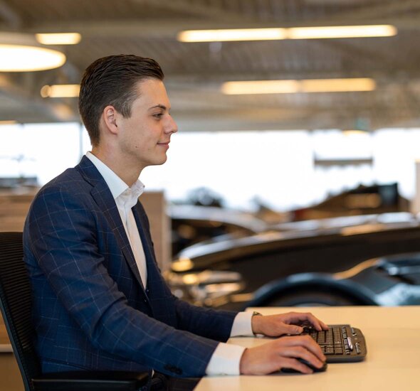 Ekris-BMW-verkoopadviseur-aan-het-werk-mobiel