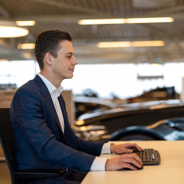 Ekris-BMW-verkoopadviseur-aan-het-werk-mobiel
