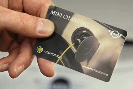 MINI-Charging-Card-hand