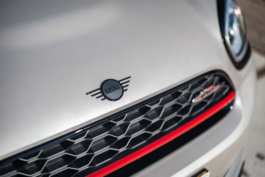 MINI-Logo-Zwart-MINI-Countryman-Bruin