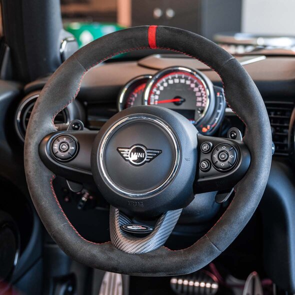 mini-stuur-alcantara-close-up-mobiel-keram