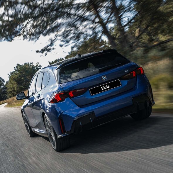 BMW_1_Serie_Blauw_Rijdend_Achterkant_Ekris_Private_Lease_Header_Mobile