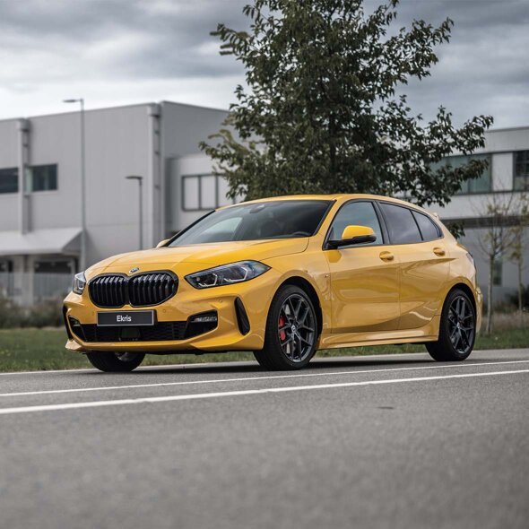 BMW-1-Serie-Geel-Voorkant-Zijkant-weg-moniel