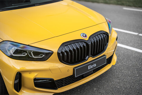 BMW-120i-Geel-Exterieur-Nier-Grille-50-Jaar-M-Logo-Ekris