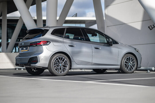 bmw-2-active-tourer-18i-grijs-exterieur-achterkant-zijkant
